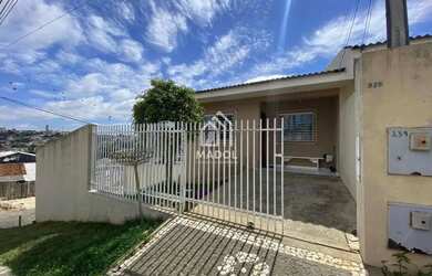 Imagem: A casa possui 3 Dormitórios, 2 Banheiros, 2 Vagas na garagem