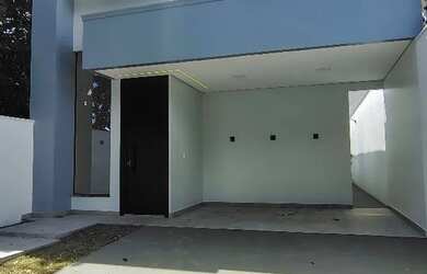 Imagem: A casa possui 3 Dormitórios, 2 Banheiros, 2 Vagas na garagem