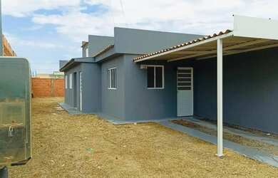 Imagem: A casa possui 2 Dormitórios, 1 Banheiro, 2 Vagas na garagem