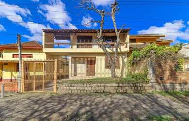 Imagem: A casa possui 3 Dormitórios, 3 Banheiros, 3 Vagas na garagem