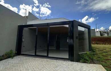 Imagem: A casa possui 3 Dormitórios, 2 Banheiros, 2 Vagas na garagem