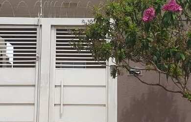 Imagem: A casa possui 3 Dormitórios, 2 Banheiros, 2 Vagas na garagem