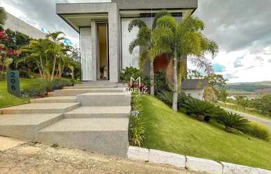 Imagem: A casa possui 4 Dormitórios, 5 Banheiros, 4 Vagas na garagem