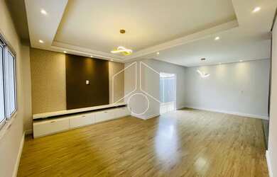 Imagem: A casa possui 3 Dormitórios, 2 Banheiros, 3 Vagas na garagem