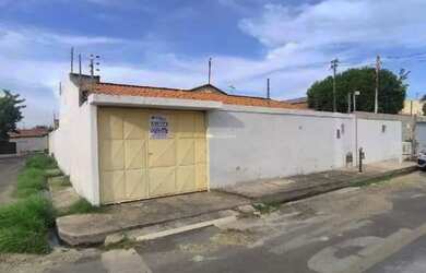 Imagem: A casa possui 3 Dormitórios, 1 Banheiro, 3 Vagas na garagem