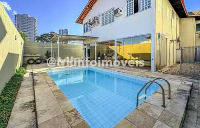 Imagem: A casa possui 5 Dormitórios, 4 Banheiros, 4 Vagas na garagem