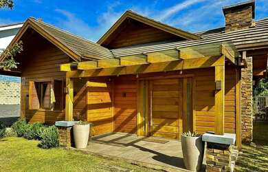 Imagem: A casa possui 2 Dormitórios, 2 Banheiros, 2 Vagas na garagem