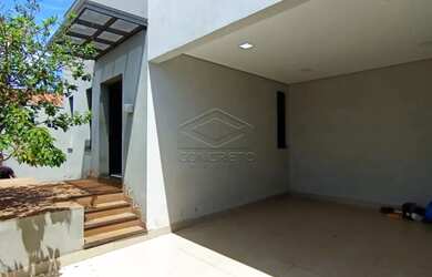 Imagem: A casa possui 2 Dormitórios, 2 Banheiros, 2 Vagas na garagem