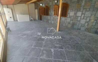 Imagem: A casa possui 3 Dormitórios, 2 Banheiros, 2 Vagas na garagem