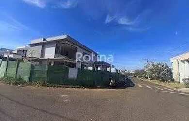 Imagem: A casa em condomínio possui 4 Dormitórios, 5 Banheiros, 4