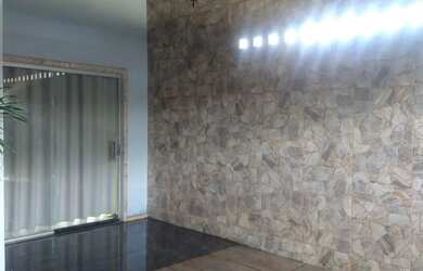 Imagem: A casa possui 2 Dormitórios, 1 Banheiro, 2 Vagas na garagem