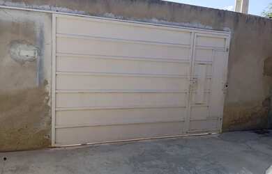 Imagem: A casa possui 2 Dormitórios, 2 Banheiros, 2 Vagas na garagem