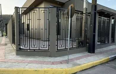 Imagem 2: CASA DE ESQUINA, COM 02 SUITES, E 01 SALA COMERCIAL EM ITAPEMA!!!