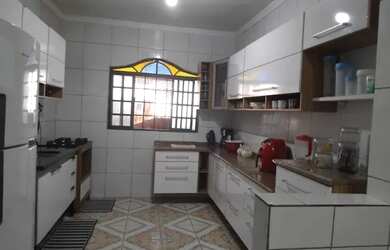 Imagem: A casa possui 5 Dormitórios, 4 Banheiros, 3 Vagas na garagem