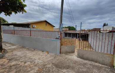 Imagem: A casa possui 1 Dormitório, 1 Banheiro, 4 Vagas na garagem