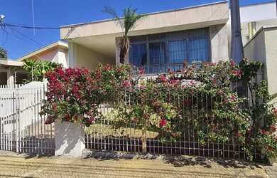 Imagem: A casa possui 1 Dormitório, 2 Banheiros, 2 Vagas na garagem