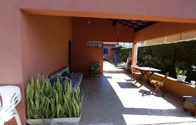 Imagem: A casa possui 5 Dormitórios, 3 Banheiros, 4 Vagas na garagem