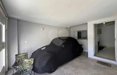 Imagem: A casa possui 3 Dormitórios, 3 Banheiros, 2 Vagas na garagem