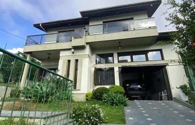 Imagem: A casa possui 3 Dormitórios, 3 Banheiros, 2 Vagas na garagem