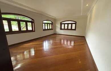 Imagem: A casa possui 4 Dormitórios, 5 Banheiros, 4 Vagas na garagem