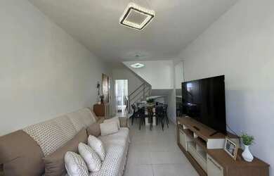 Imagem: A casa possui 3 Dormitórios, 3 Banheiros, 2 Vagas na garagem