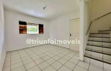 Imagem: A casa em condomínio possui 4 Dormitórios, 1 Banheiro, 2 Vagas