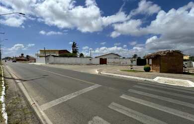 Imagem: A casa possui 4 Dormitórios, 3 Banheiros, 900m² de Área e