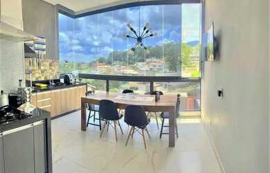 Imagem: A casa possui 3 Dormitórios, 3 Banheiros, 2 Vagas na garagem