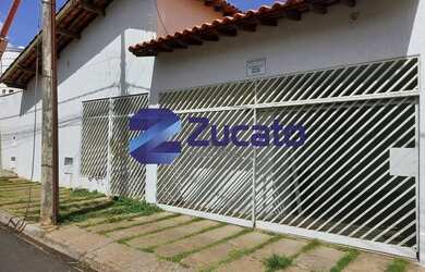 Imagem: A casa possui 4 Dormitórios, 1 Banheiro, 5 Vagas na garagem