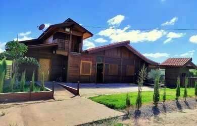 Imagem: A casa possui 3 Dormitórios, 2 Banheiros, 2 Vagas na garagem