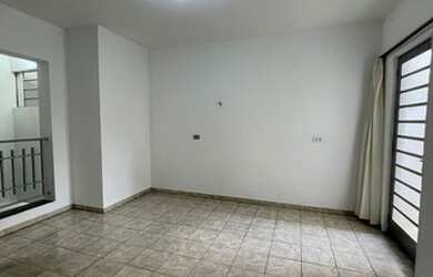 Imagem: A casa possui 2 Dormitórios, 1 Banheiro, 2 Vagas na garagem