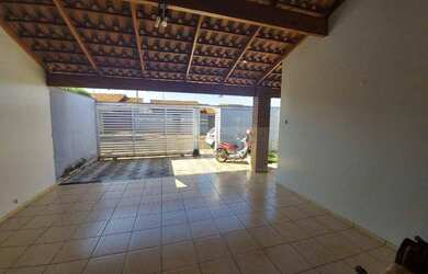 Imagem: A casa possui 3 Dormitórios, 1 Banheiro, 2 Vagas na garagem