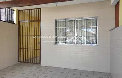 Imagem: A casa possui 2 Dormitórios, 3 Banheiros, 2 Vagas na garagem