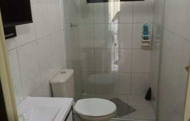 Imagem: A casa possui 1 Dormitório, 1 Banheiro, 1 Vaga na garagem