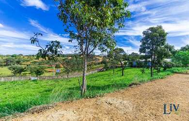 Imagem: O terreno possui 1.000m² de Área e está localizado em Champagne