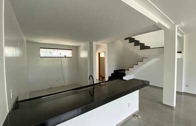 Imagem: A casa possui 3 Dormitórios, 2 Banheiros, 2 Vagas na garagem