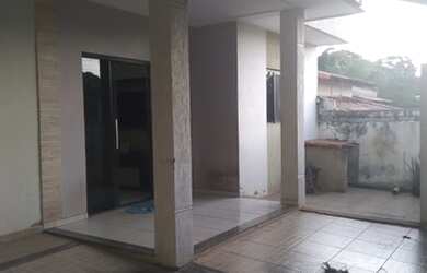 Imagem: A casa possui 3 Dormitórios, 2 Banheiros, 3 Vagas na garagem