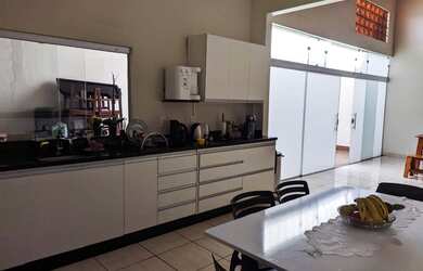 Imagem: A casa possui 2 Dormitórios, 2 Banheiros, 1 Vaga na garagem