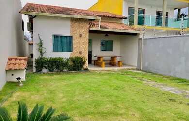 Imagem: A casa possui 3 Dormitórios, 3 Banheiros, 3 Vagas na garagem