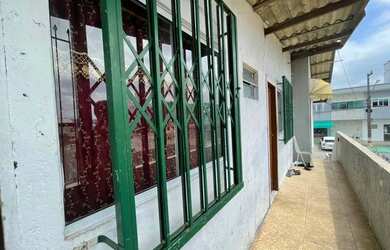 Imagem: A casa possui 2 Dormitórios, 2 Banheiros, 4 Vagas na garagem