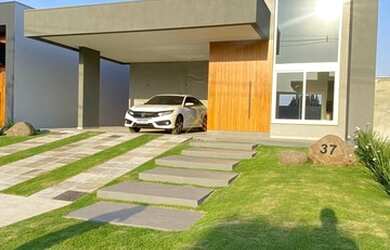 Imagem: A casa possui 3 Dormitórios, 2 Banheiros, 2 Vagas na garagem