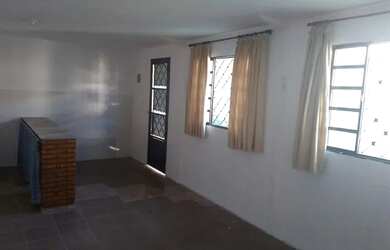 Imagem: A casa possui 1 Dormitório, 1 Banheiro, 1 Vaga na garagem e