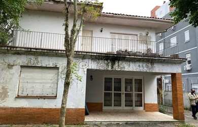 Imagem: A casa possui 4 Dormitórios, 3 Banheiros, 2 Vagas na garagem