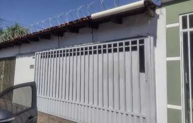 Imagem: A casa possui 3 Dormitórios, 1 Banheiro, 2 Vagas na garagem