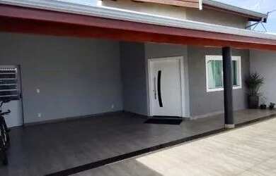 Imagem: A casa possui 3 Dormitórios, 2 Banheiros, 2 Vagas na garagem