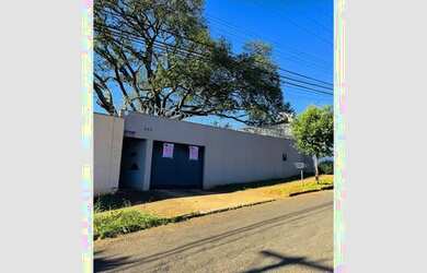 Imagem: A casa possui 2 Dormitórios, 1 Banheiro, 3 Vagas na garagem