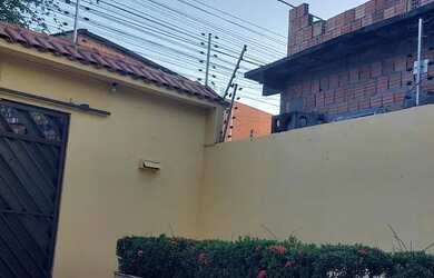 Imagem: A casa possui 5 Dormitórios, 2 Banheiros, 5 Vagas na garagem