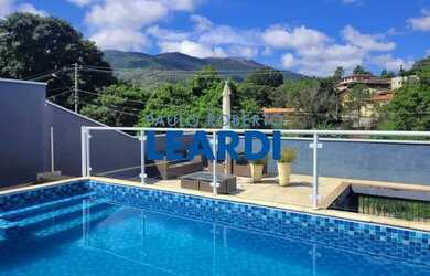 Imagem: A casa possui 4 Dormitórios, 4 Banheiros, 2 Vagas na garagem