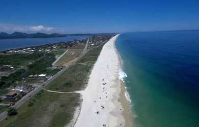 Imagem: A casa possui 1 Dormitório, 1 Banheiro, 4 Vagas na garagem