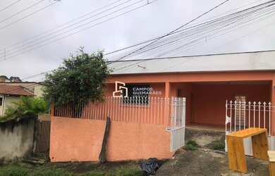 Imagem: A casa possui 3 Dormitórios, 1 Banheiro, 2 Vagas na garagem